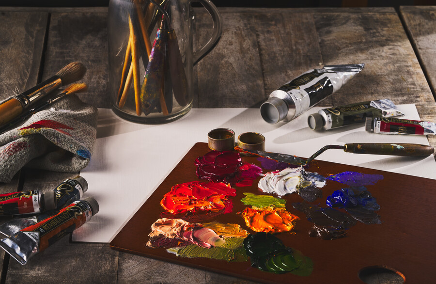 Работна маса и палитра за рисуване с маслени бои.