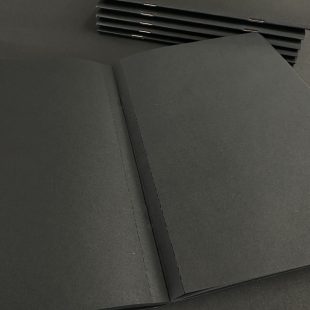 Черна тетрадка А5 с черни листи и микроперфорация, изглед отвътре