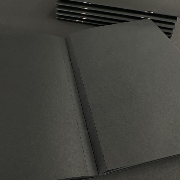 Черна тетрадка А5 с черни листи и микроперфорация, изглед отвътре