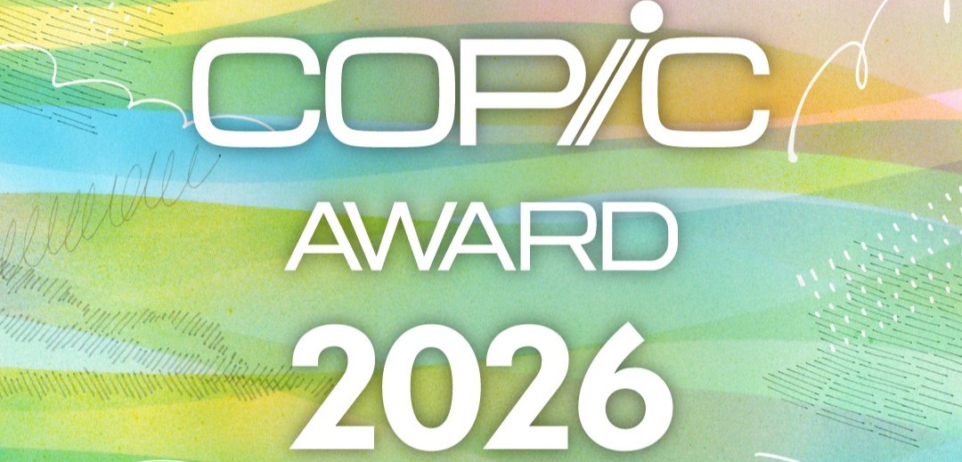 Официално графично изображение за конкурса COPIC AWARD 2026. Фонът е абстрактна композиция от вълнообразни хоризонтални слоеве в пастелни цветове – зелено, жълто, синьо и розово, имитиращи текстура на хартия и преливане на мастила. В центъра е разположен белият логото на COPIC AWARD 2026.